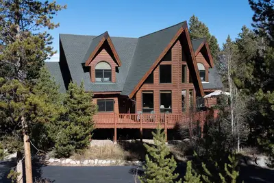 Image de Mountain chalet, 6 beds, private outdoor hot tub, heated garage