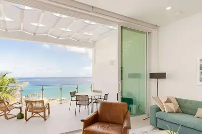 Image de Sunset Point Vacation, Luxury Oceanfront Condo, West Bay