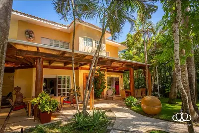 Image de Neo colonial retreat with staff 150m from secret beach