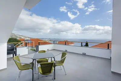 Image de Villa « Sky and Sea Haven » avec vue sur mer, Wi-Fi et climatisation