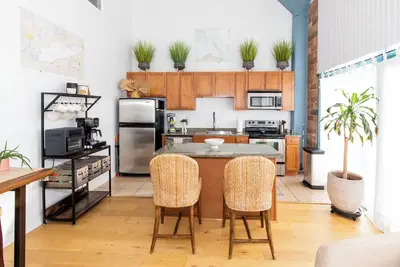 Image de Stylish Downtown Condo: 5 Minutes to Cedar Point!