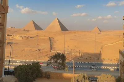Image de Stylish Apartment with Stunning Pyramid View — Steps from Grand Egyptian Museum