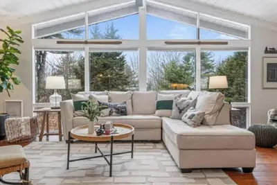 Image de Near Gunstock & Lake - Modern Hot Tub Ski Chalet