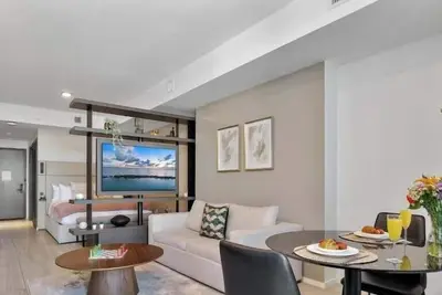 Image de Designer Studio - City Meets Ocean in Luxe Studio