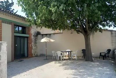 Image de Le Gîte Du Vieux Mûrier Côté Est : jardin privé, Wi-Fi et climatisation