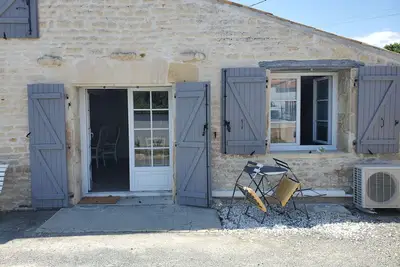 Image de Gîte romantique charentais avec terrasse partagée, Wi-Fi et climatisation