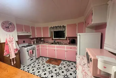 Image de Wavabell Step Back to the ’60s—Groovy Stay with a Pink Kitchen Dream! 3bd-2 bath