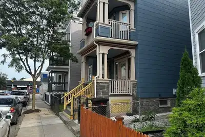 Image de 10 minutes from Seaport/Tv screen with projector/game table