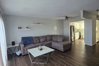 Image de Cozy & Modern 3-Bed, 1. 5 Bath Townhouse