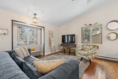 Image de Rates Reduced, Book Now! Home with a Hot Tub, Grill and Playground