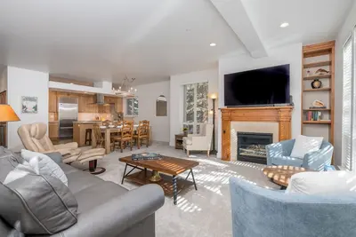 Image de New Listing! Condo in Ketchum with Fireplace; Walking Distance to Town!