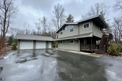 Image de Chalet Close to Ski-Snowboard-Tubing with Hot Tub & Game Room