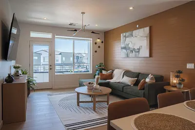 Image de Brand New, Cozy & Modern Condo – Dogs Welcome!