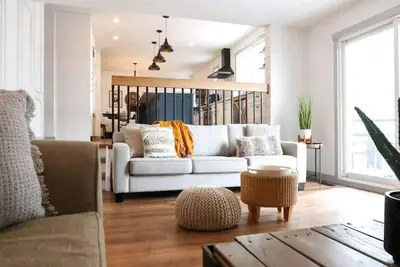 Image de Woodland Retreat: Espresso Machine, Record Player, Games Room, Foosball Table