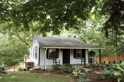 Image de Quiet Cottage - Hot Tub and Creek mins from City