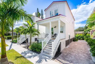 Image de Coastal home w/ dog-friendly charm & close access to Riverwalk/ Anna Marie Ferry