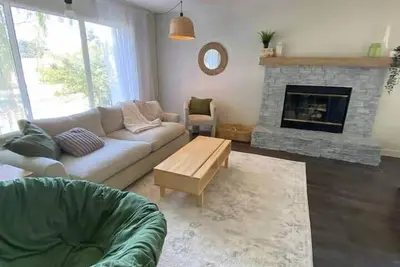 Image de New! Spacious Bright Home in Great Location