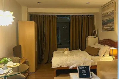 Image de Cozy Vibes Studio with Ac and Rockwell view in Makati City + Free Pool & Gym