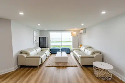 Image de 5 Bedroom Waterfront Cottage