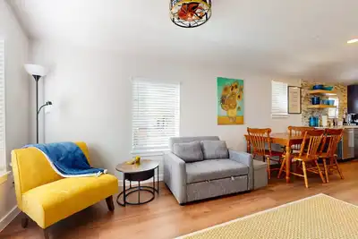 Image de Modern cozy house with full kitchen, dining & living area, Tv, close to downtown