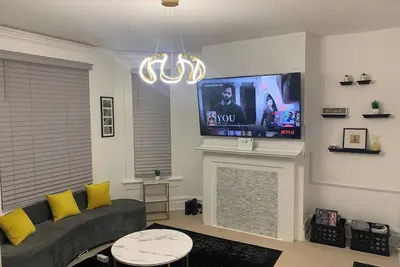 Image de Stunning Home Downtown with free street parking! Sleeps 10