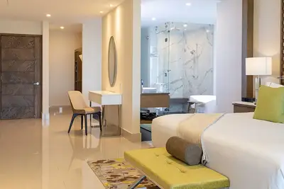 Image de Spacious 3-bedroom 2 level ocean view with 3rd level patio