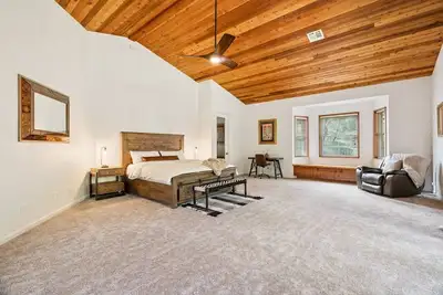 Image de Pool Table, Ping Pong, Arcade Games! King Suite! Near Yosemite!