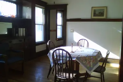 Image de Convenient 2-bedroom lower duplex close to downtown