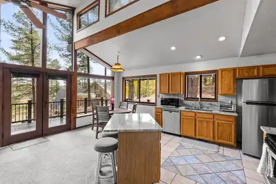 Image de 🌲 Forest Cabin Retreat Overlooking a Meadow & Pond