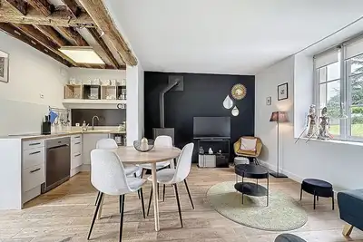 Image de agréable maisonnette ancienne et confortable