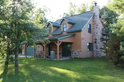 Image de Cozy Private Lakefront Terry Redlin-Style Cabin w/ Unique Loft