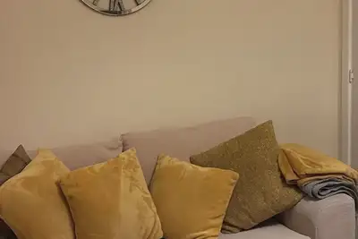 Image de Quiet Yellow Rest House – Sleeps 7