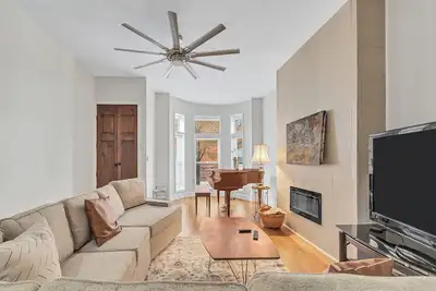 Image de Elegant 3 bedroom Row Home Beside the Park High Ceilings, Natural Light & Views.