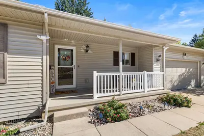 Image de Enjoy perfect blend of comfort & convenience in this spacious 3-bedroom, 2-bath