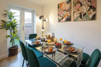 Image de Cozy Glam M5 Avonmouth 4Bed 3Bath Garden House Sleep 11 Fast Wifi Free Parking