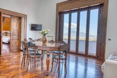 Image de Appartement spacieux dans une villa historique avec vue panoramique sur Vésuve