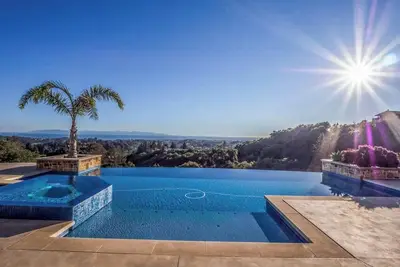 Image de Majestic Soquel Home with Infinity Pool, Spa & theater room, Monterey Bay Views