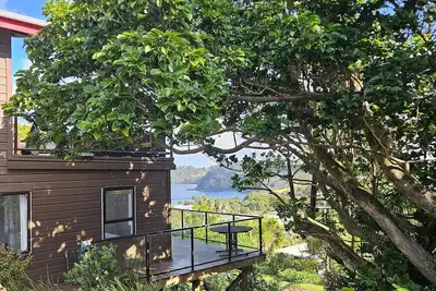 Image de Treehouse at Mathesons Bay. \nSunny 3 bedroom house with big decks & great views.