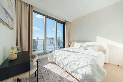 Image de Hotel-level New Luxury Home w Gym & Pool