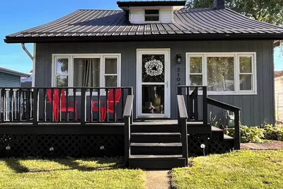 Image de Charming 4-bedroom home with private beach park. Large patio and driveway.