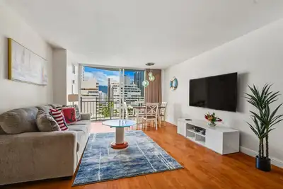 Image de 12th Floor Waikiki City & Mountain Views! Full Kitchen! Walk to Beach!