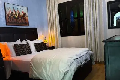 Image de Beautiful 1-bedroom apartment, indoor pool, free parking, close to everything