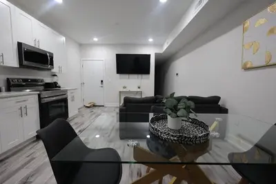 Image de Cozy 2br/2ba in East Parkside with queen beds, full kitchen, smart Tv—minutes from Zoo, museums, and Center City.