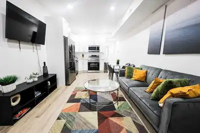 Image de Cozy 2br/2ba apartment in East Parkside, just minutes from top Philly attractions like the Zoo Art Museum and Please Touch Museum. Enjoy queen beds a full kitchen and Smart Tv perfect for relaxing after a day out.