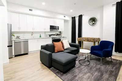 Image de Cozy 2br/2ba in East Parkside with queen beds full kitchen and smart Tv just minutes from the Zoo, museums Center City airport and Lincoln Field.