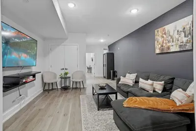 Image de Relax in this stylish 4br/4ba Fishtown retreat! Sleeps 8, with a game room, mini golf yard, queen beds, full kitchen, fast Wi-Fi & free street parking. Ideal for groups & families!