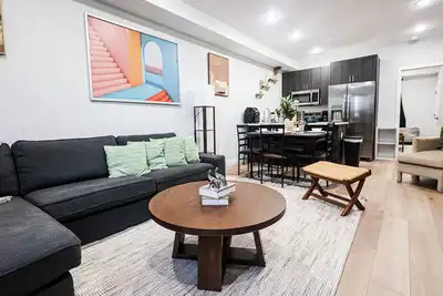 Image de Cozy 3br near Temple & Center City! Features spacious layout, central air, in-unit laundry, and easy access to Philly Zoo, UPenn & Art Museum. Great for families, students & work trips!