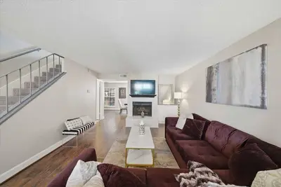 Image de Spacious 3-bedroom, 2. 5-bath townhome ideal for families or groups. With a clean layout, cozy bedrooms, a comfortable living area, and a fully equipped kitchen, it’s perfect for both short visits and long-term stays.