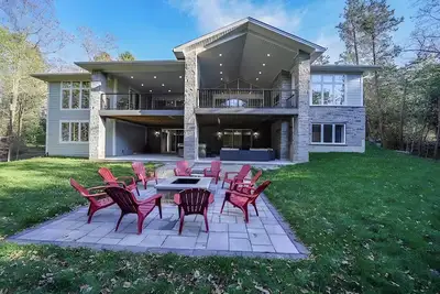 Image de Modern 4, 000+ sq ft Oasis in Grand Bend. Perfect for large families or groups!