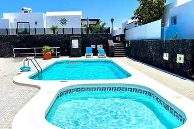 Image de Charming Modern Villa with Private Hot Tub–  Near the Beachfront  (4 min walk)